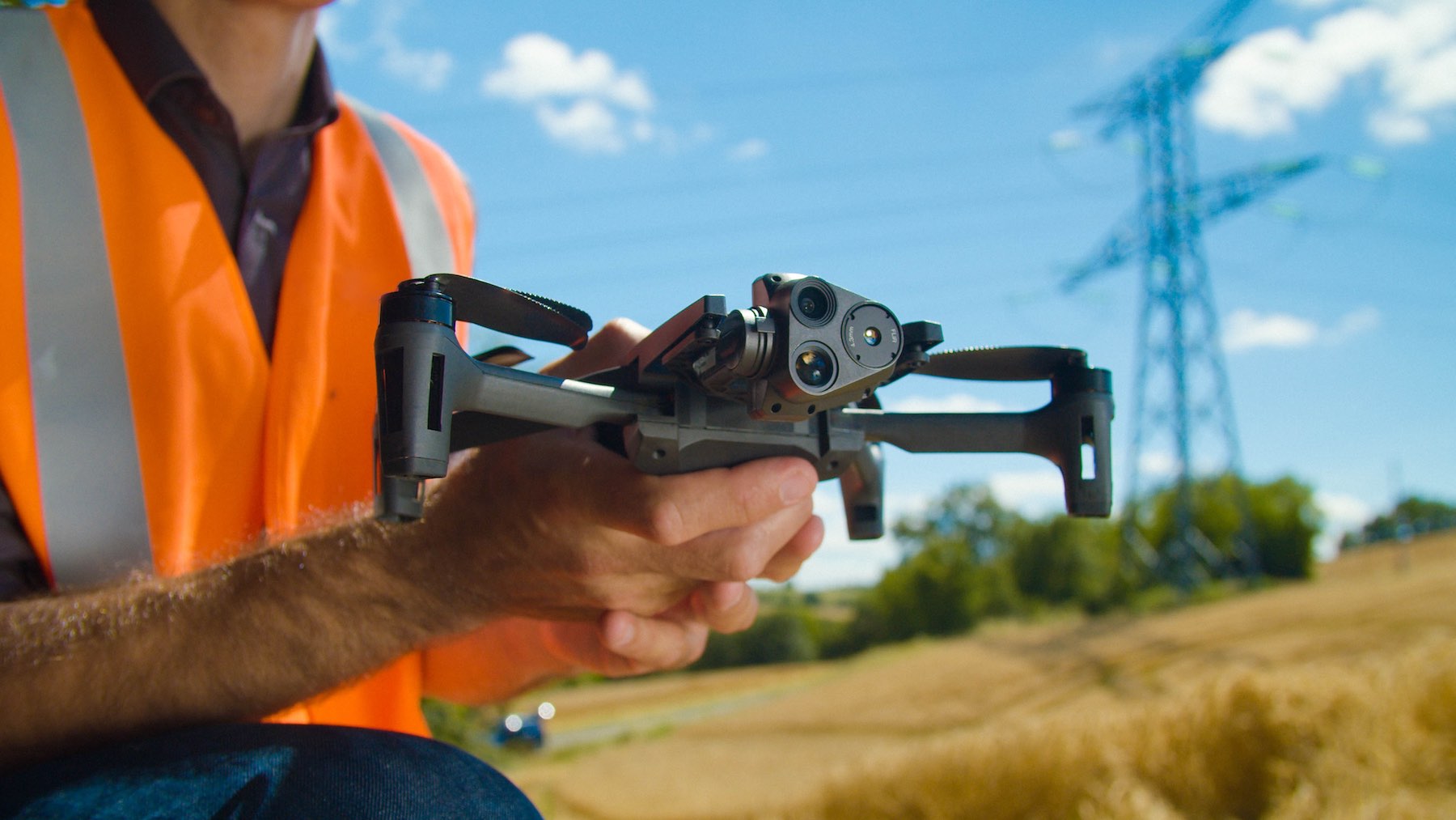 Parrot_ANAFI_USA_lifestyle_drone_01