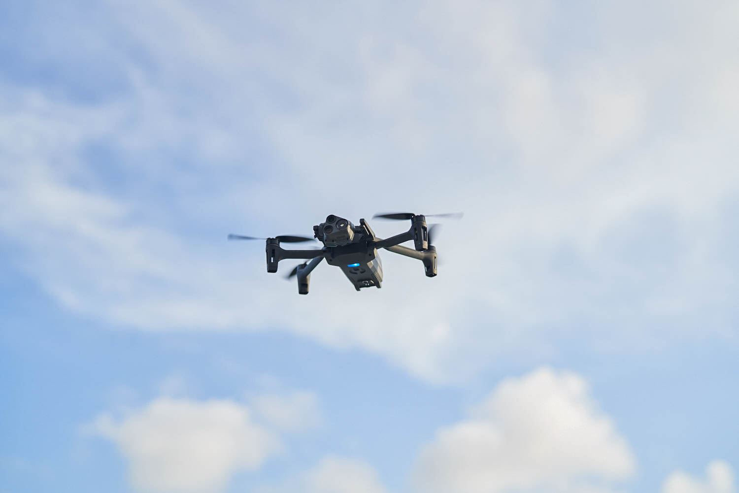 Parrot_ANAFI_USA_lifestyle_drone_02